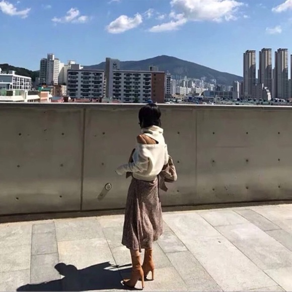 Monrow Lux Large Shawl Collar Off Shoulder Sweater - Picture 4 of 4